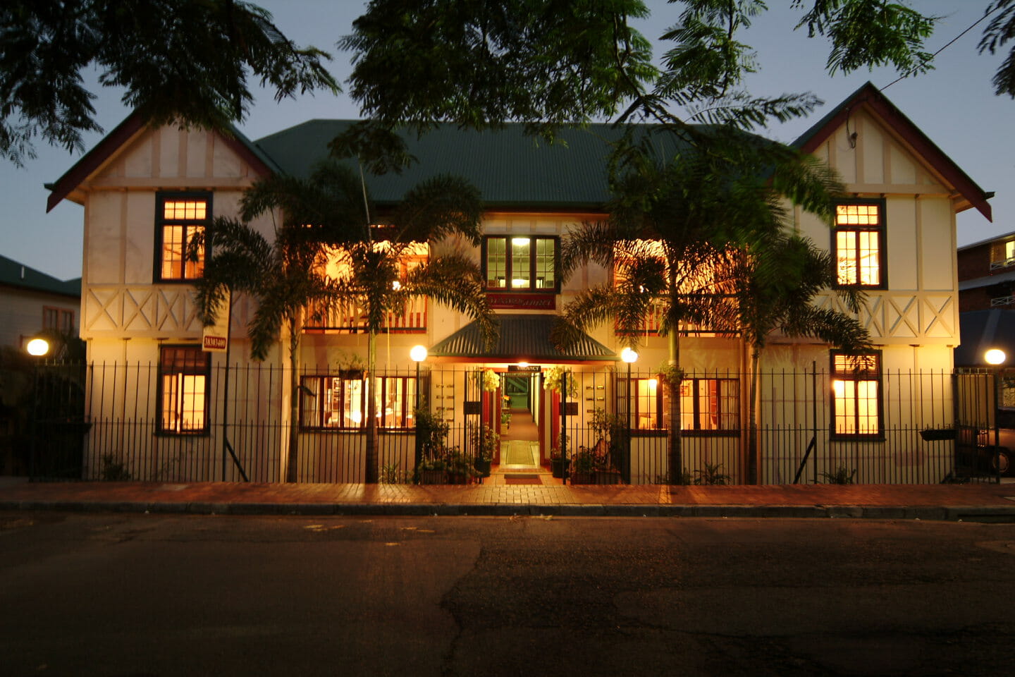 Dahrl Court exterior photo 1