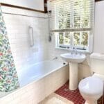 Bathroom in Balcony Apartment Suite 10, Dahrl Court Apartments, Spring Hill